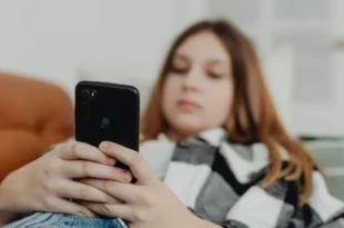 ECA Digital proíbe recursos que prendem atenção de crianças nas redes sociais