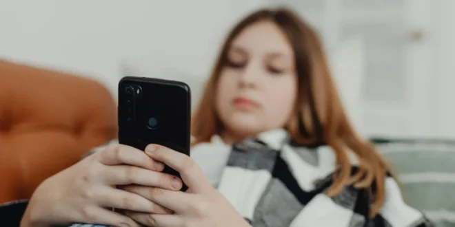 ECA Digital proíbe recursos que prendem atenção de crianças nas redes sociais