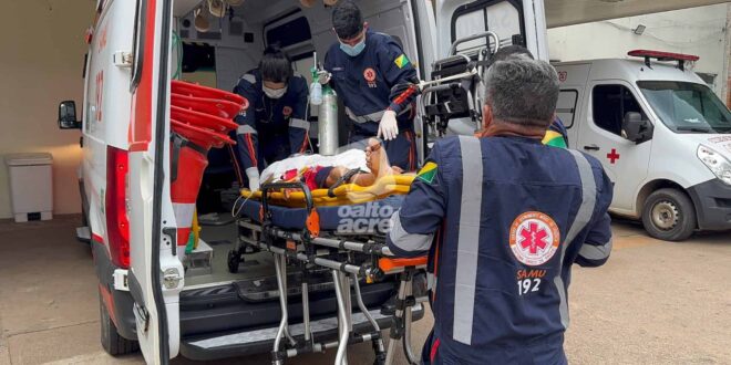 Casal violento: monitorado por tornozeleira é esfaqueado por namorada que tem passagem por homicídio