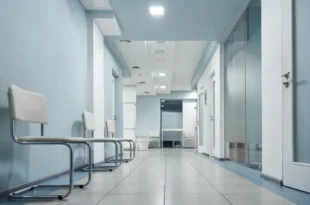 Bactéria resistente se espalha fora de hospitais e desafia protocolos médicos