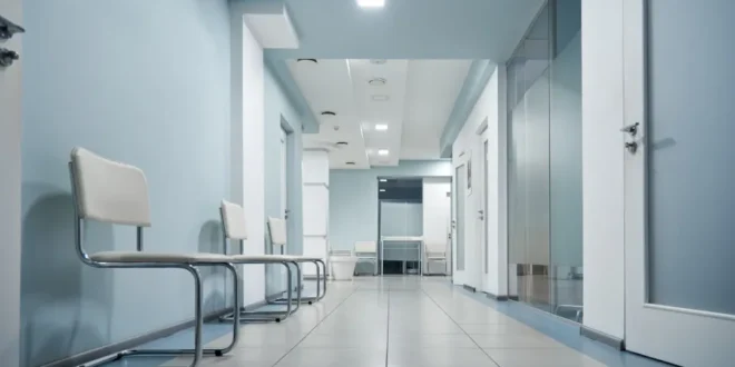 Bactéria resistente se espalha fora de hospitais e desafia protocolos médicos
