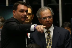 Aprenda a votar ou se lasque: Flávio Bolsonaro quer ressuscitar Paulo Guedes, e tirar direitos do trabalhador