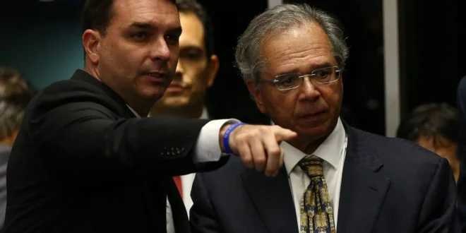 Aprenda a votar ou se lasque: Flávio Bolsonaro quer ressuscitar Paulo Guedes, e tirar direitos do trabalhador