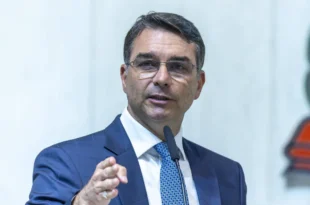 Quer privatizar: Flávio Bolsonaro entrou com ação para impedir empréstimo aos Correios