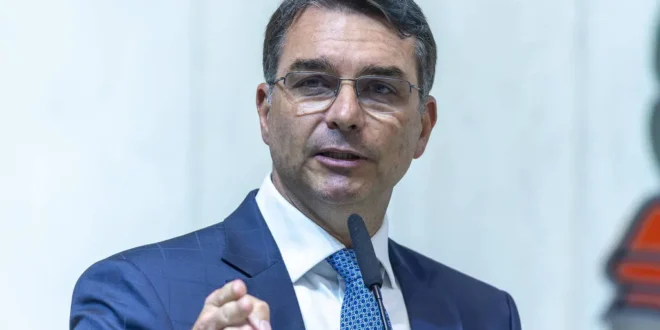 Quer privatizar: Flávio Bolsonaro entrou com ação para impedir empréstimo aos Correios