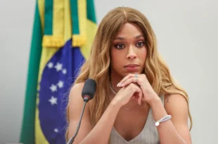 Aliados de Bolsonaro financiam ataques a Erika Hilton