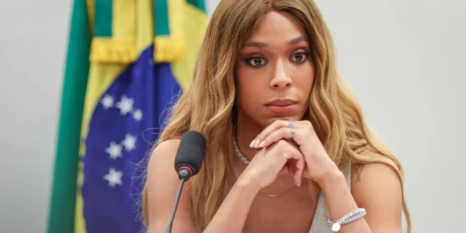 Aliados de Bolsonaro financiam ataques a Erika Hilton