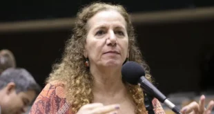 "Não vou me calar diante desse absurdo", diz Jandira Feghali sobre PowerPoint da Globo contra o governo Lula no caso Master