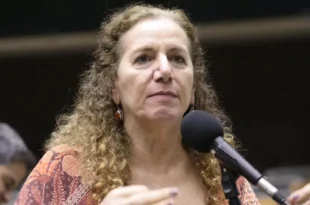 "Não vou me calar diante desse absurdo", diz Jandira Feghali sobre PowerPoint da Globo contra o governo Lula no caso Master