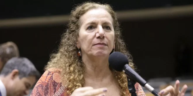 "Não vou me calar diante desse absurdo", diz Jandira Feghali sobre PowerPoint da Globo contra o governo Lula no caso Master
