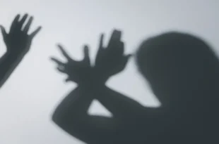 Vítima de violência doméstica receberá alerta em relógio sobre aproximação de agressor