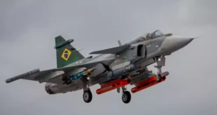 Primeiro caça supersônico produzido no Brasil é apresentado pela Embraer