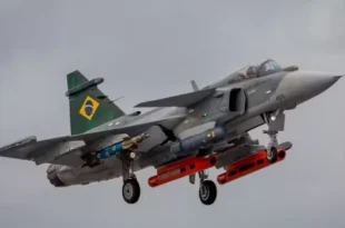 Primeiro caça supersônico produzido no Brasil é apresentado pela Embraer