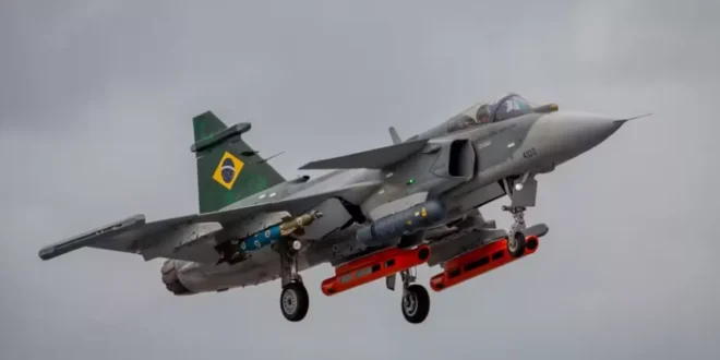 Primeiro caça supersônico produzido no Brasil é apresentado pela Embraer