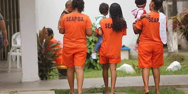 Desigual: justiça mantém mães presas com filhos enquanto concede domiciliar a Bolsonaro