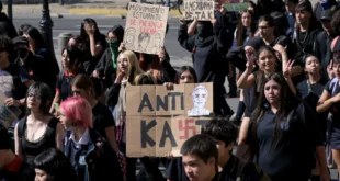 Extrema direita sufoca críticas: Kast coloca polícia para reprimir estudantes