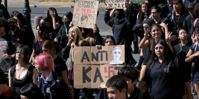 Extrema direita sufoca críticas: Kast coloca polícia para reprimir estudantes
