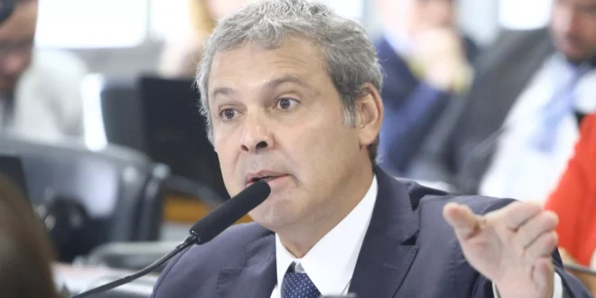 "Roubo dos aposentados ganhou escala industrial no governo Bolsonaro", afirma Lindbergh
