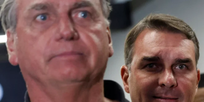 Pai e filho na berlinda: relatório paralelo da CPMI do INSS pede indiciamento de Jair Bolsonaro e Flávio Bolsonaro