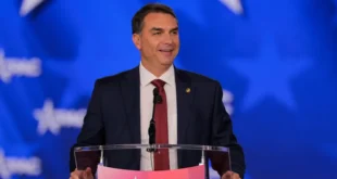 Flávio Bolsonaro é carimbado como "Vendilhão da Pátria"