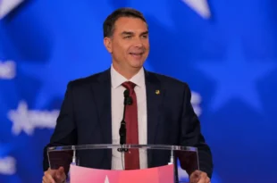 Flávio Bolsonaro é carimbado como "Vendilhão da Pátria"