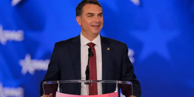Flávio Bolsonaro é carimbado como "Vendilhão da Pátria"