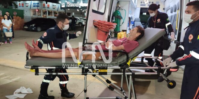 Véinho arretado: idoso alcoolizado sai em via pública com duas armas brancas e acaba esfaqueado por desconhecido