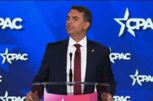 Antipatriota: Flávio Bolsonaro é criticado por oferecer riquezas do Brasil aos Estados Unidos