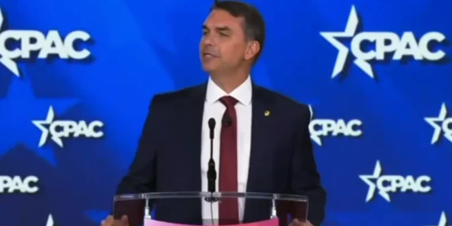 Antipatriota: Flávio Bolsonaro é criticado por oferecer riquezas do Brasil aos Estados Unidos