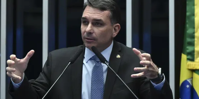 Flávio Bolsonaro homenageou ex-PM condenado por assassinato de Marielle: “importantes serviços prestados ao RJ”