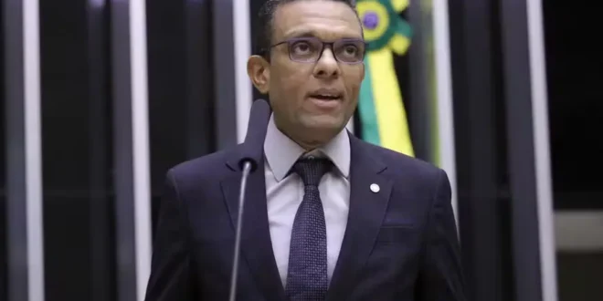 Prove a honestidade: Otoni de Paula pede quebra de sigilo de Flávio Bolsonaro