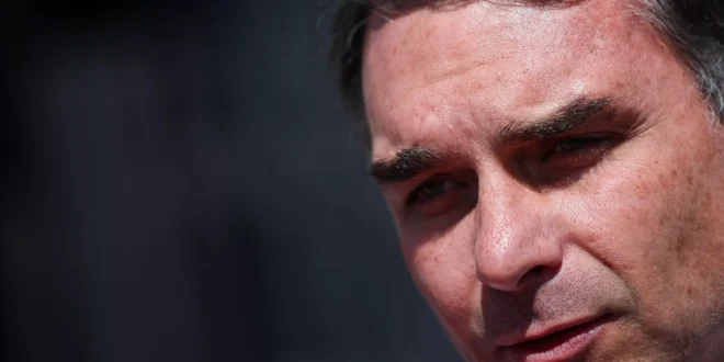 Flávio Bolsonaro tem que ser cassado e processado antes que provoque outro 8 de janeiro