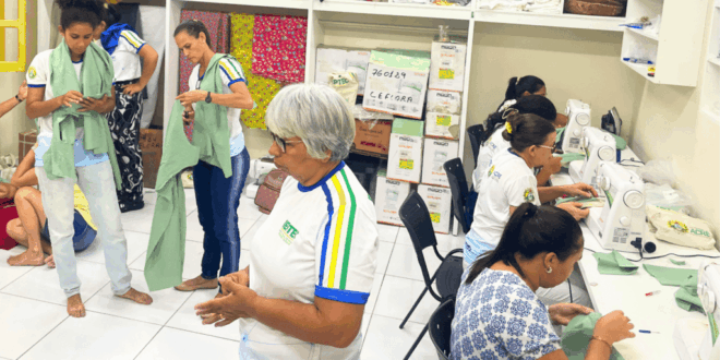 Ieptec leva cursos de costureira e agente de informações turísticas para mulheres em Xapuri