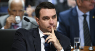 Zero espanto: Flávio Bolsonaro está caladinho sobre o caso Master há cinco meses