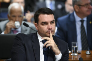 Zero espanto: Flávio Bolsonaro está caladinho sobre o caso Master há cinco meses