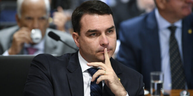 Zero espanto: Flávio Bolsonaro está caladinho sobre o caso Master há cinco meses