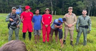 Caçadores perdidos em Porto Walter são resgatados e levados para casa de helicóptero