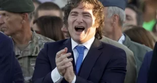 Flávio Bolsonaro quer copiar: veja as mudanças trabalhistas que Milei implantou na Argentina