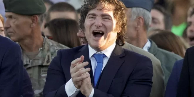 Flávio Bolsonaro quer copiar: veja as mudanças trabalhistas que Milei implantou na Argentina