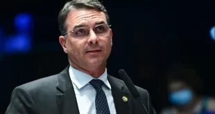 Aprenda a votar ou se lasque: Flávio Bolsonaro quer tirar direitos dos aposentados e dos trabalhadores