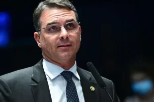 Aprenda a votar ou se lasque: Flávio Bolsonaro quer tirar direitos dos aposentados e dos trabalhadores