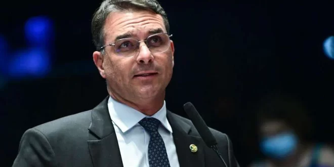 Aprenda a votar ou se lasque: Flávio Bolsonaro quer tirar direitos dos aposentados e dos trabalhadores