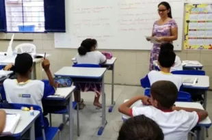 Quando a crise é projeto: a educação brasileira em disputa