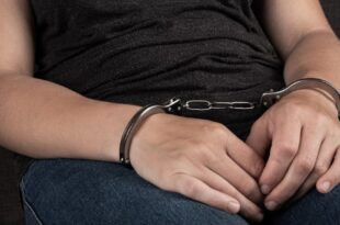 Violência juvenil no Acre: adolescente de 14 anos é apreendida após agredir irmão e ameaçar mãe