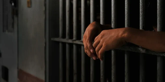 Após 17 anos de casamento, mulher descobre que marido que conheceu em estudo bíblico era um criminoso