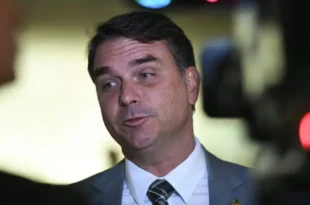 Ligação que não poderia faltar: CEO do BRB preso financiou parte dos R$ 5,9 milhões para mansão de Flávio Bolsonaro