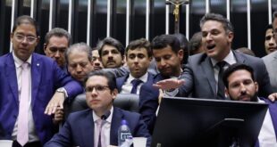 Motta enterra PL da Misoginia em acordo às portas fechadas; bolsonaristas celebram