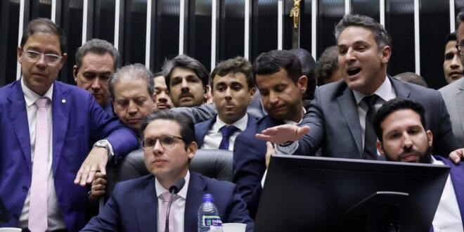 Motta enterra PL da Misoginia em acordo às portas fechadas; bolsonaristas celebram