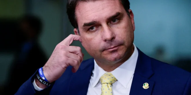 Acorda Alice: os planos que Flávio Bolsonaro tem escondido para aposentadorias, saúde e educação