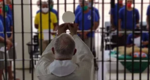 Violação da liberdade religiosa: CNBB denuncia favorecimento a líderes evangélicos nas prisões brasileiras